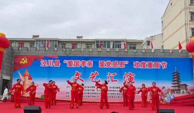 出身乡村却成阔太太榜首，靠婚姻上位，邓文迪靠啥成功？游戏画面